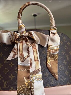 Purse handle scarf covers colors brown , ivory and rich gold. Only selling !!